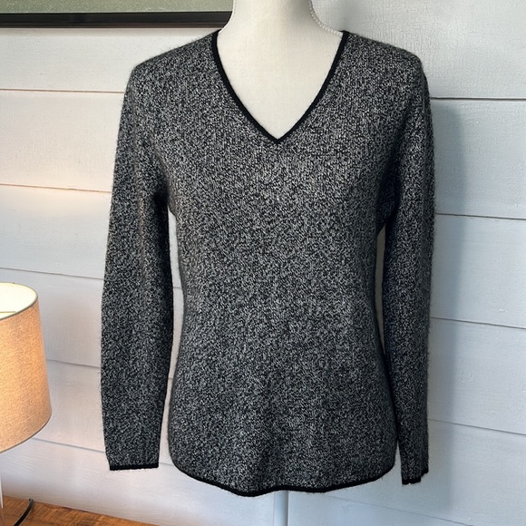 Sutton Studio 100% Cashmere Sweater - Picture 3 of 5